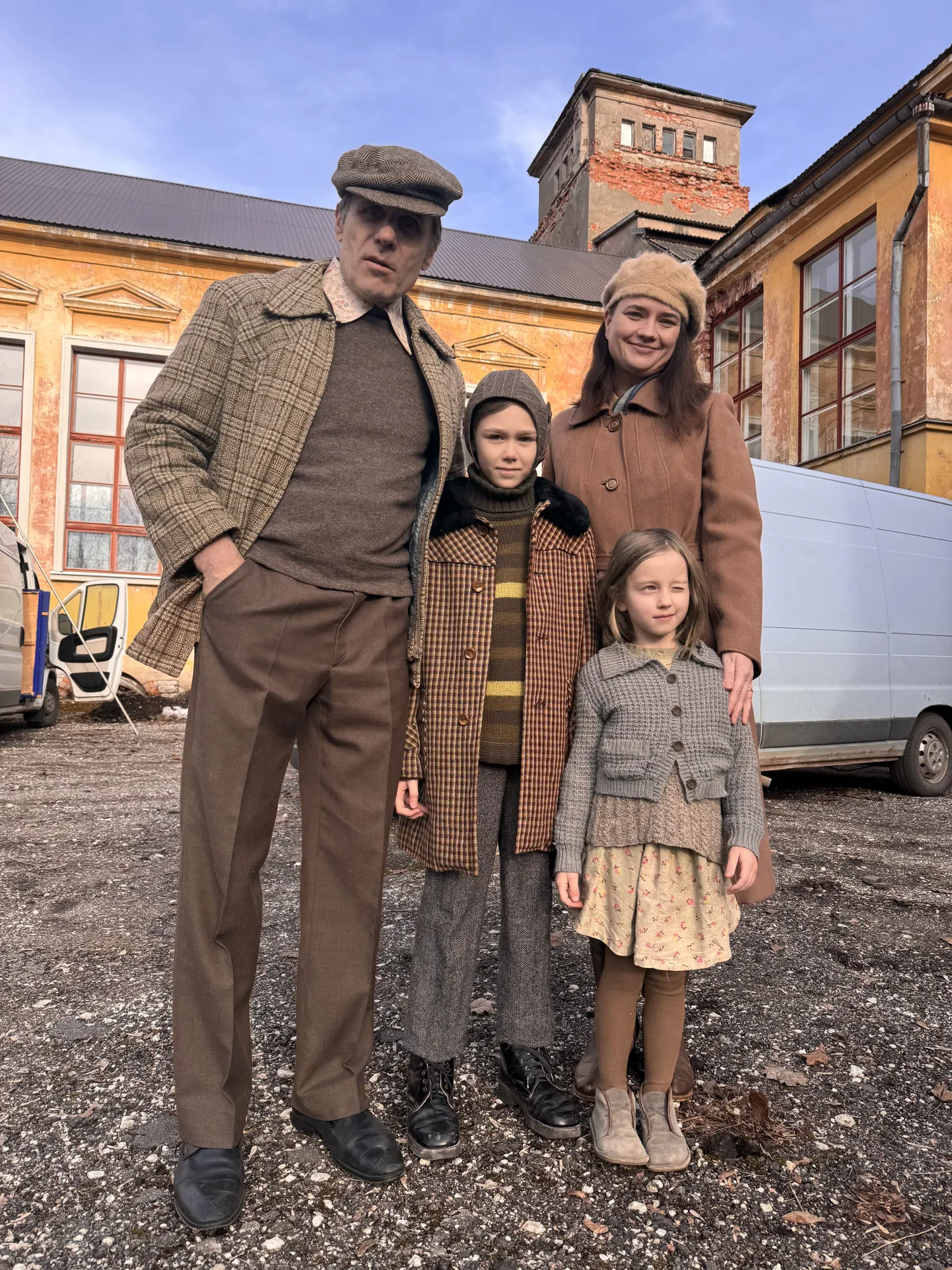 Pildil on neljast kolm kohalikud taustanäitlejad: Priit Orav, Virve Linder ja pisikese Erika venna rollis Märt Tapner.