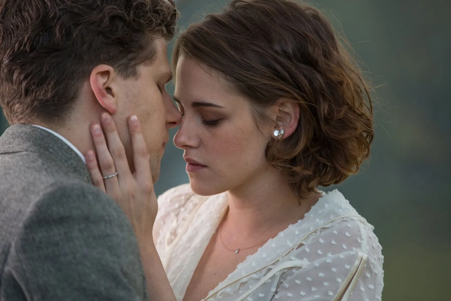 Bobby (Jesse Eisenberg) ja Vonnie (Kristen Stewart) romanss.