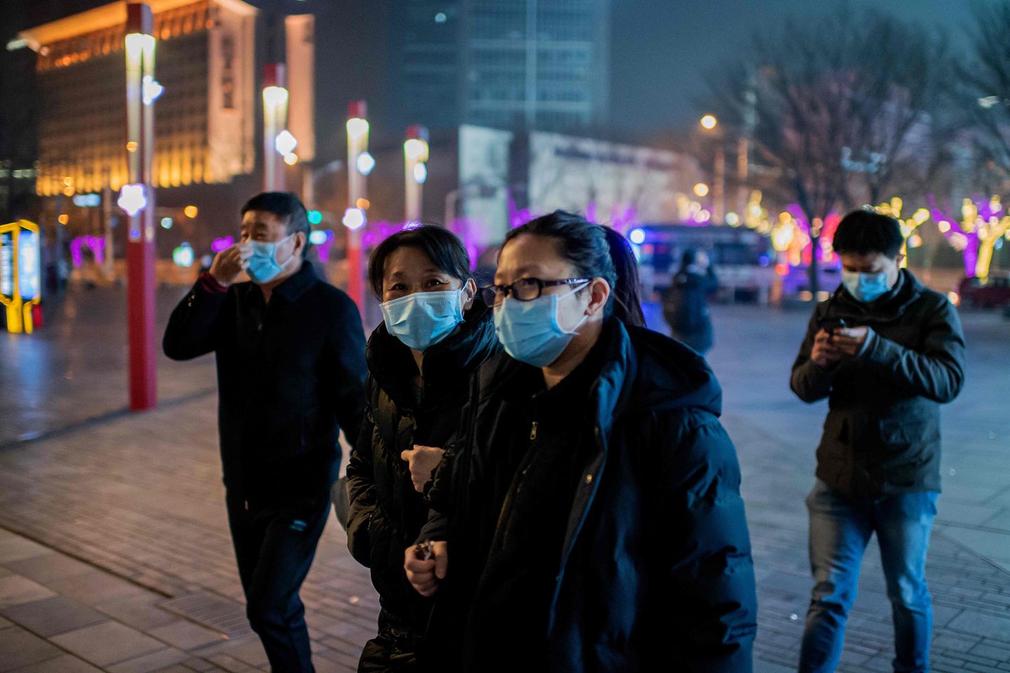 Kaitsemaske kandvad inimesed Pekingis.