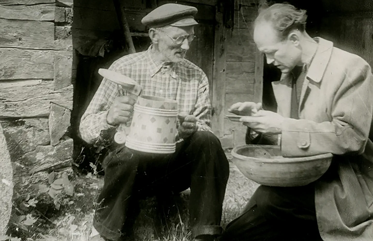 Jakob Reht ja Arnold Allik Mihkli talu vallasvaraga tutvumas. U 1960.