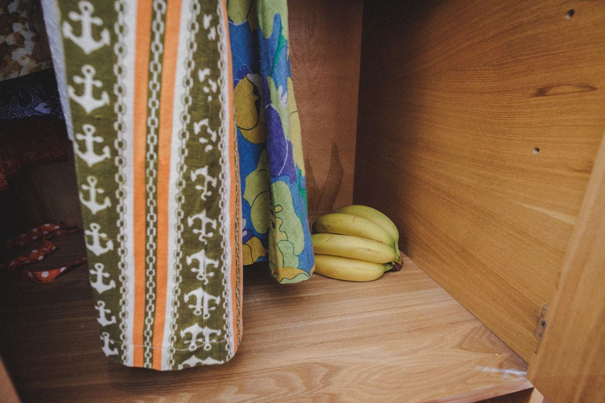 Бананы дозревают в шкафу.