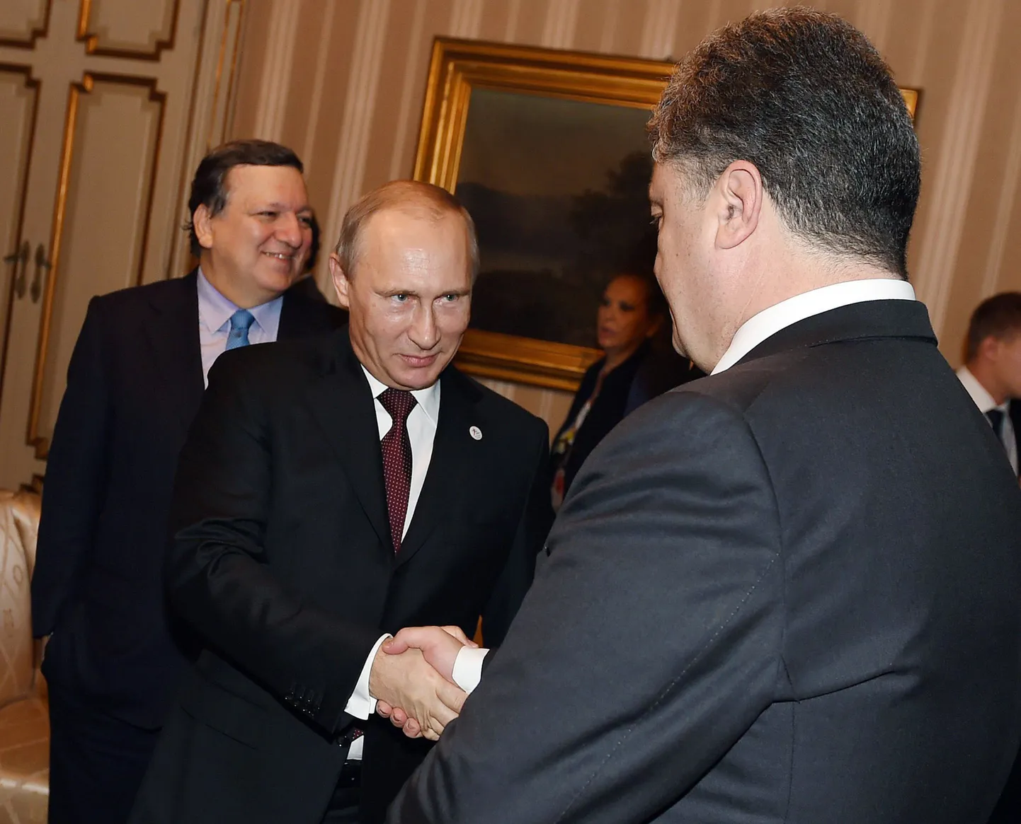 Президенты России и Украины Владимир Путин и Петр Порошенко.
