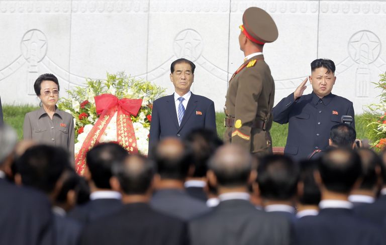 Põhja-Korea liiider Kim Jong-un (paremal) koos peaministri Pak Pong-ju (keskel) ja tädi Kim Kyong-huiga 2013 uue kangelastena surnud sõjaväelaste surnuaia avamisel Pyongyangis