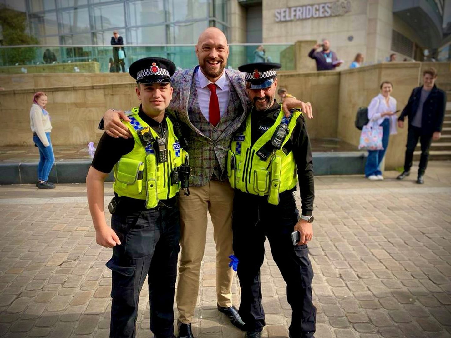 Tyson Fury poseerimas kahe politseinikuga oma kodulinnas Manchesteris.