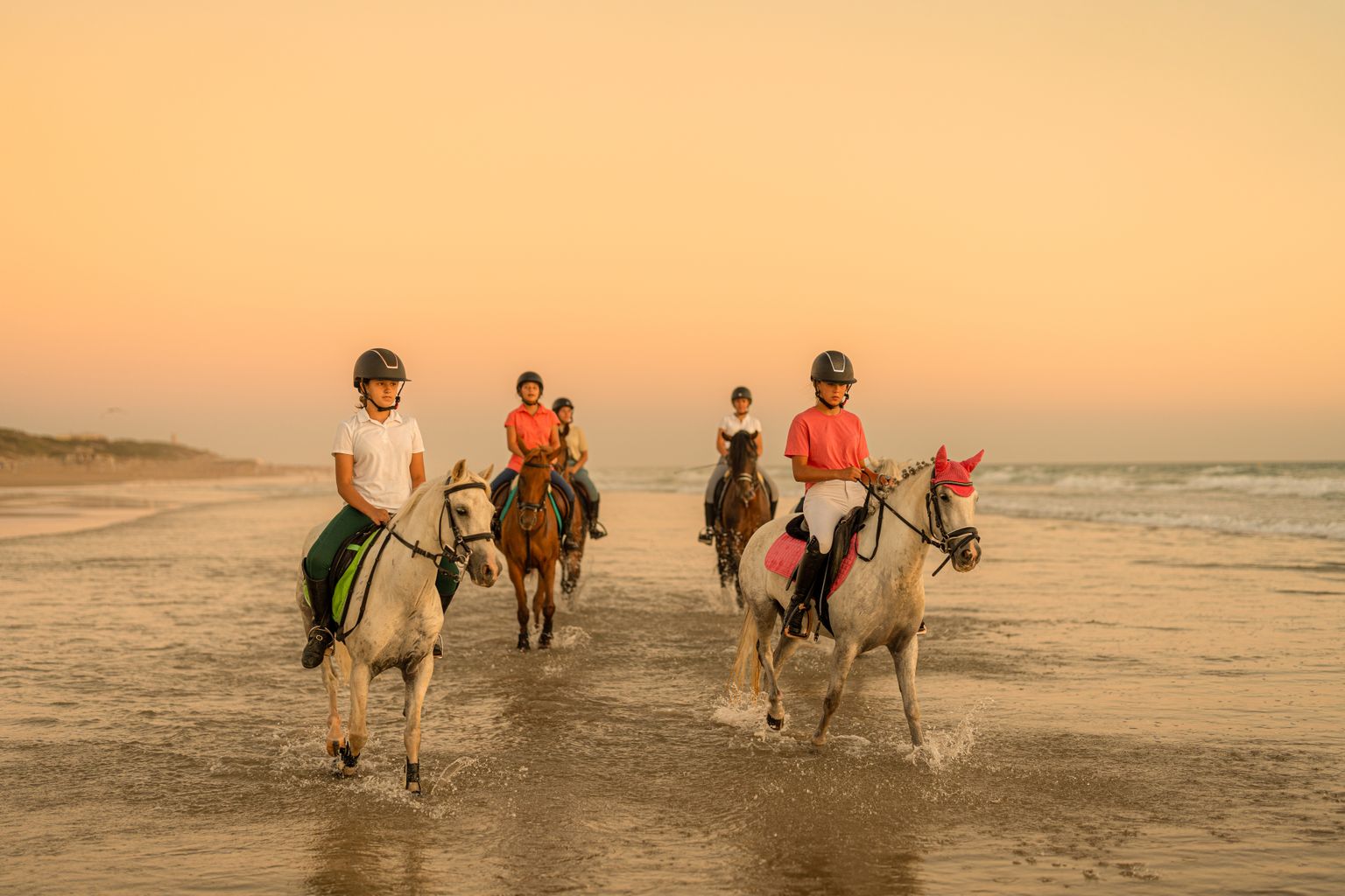 Lapsed hobustega mere ääres. Pilt on illustratiivne.