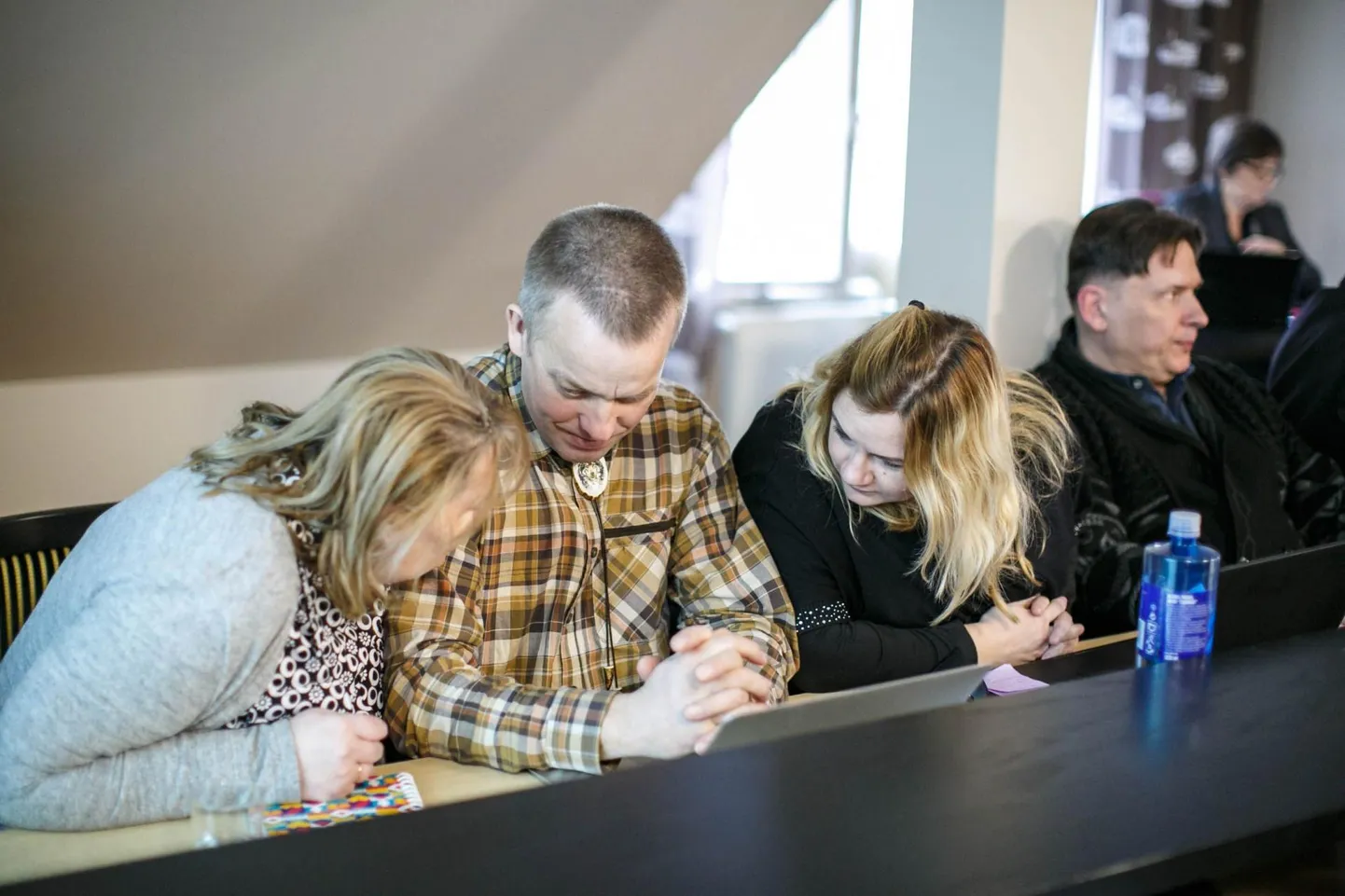 Valga volikogu opositsioon üritab tänavu juba teist korda vallajuhte umbusaldada. Volinik Kaupo Kutsar (vasakult teine) on veendunud, et seekord läheb umbusaldus läbi. Opositsiooni ridadesse kuuluvad ka Teresa Sale (vasakult esimene) ja Monika Rogenbaum. Tõnu Reinup on aga seni toetanud koalitsiooni.
