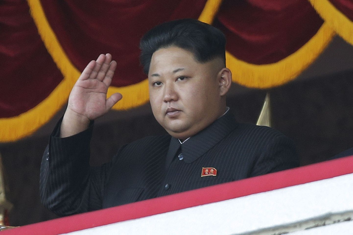 Kim Jong-un paraadi tervitamas.