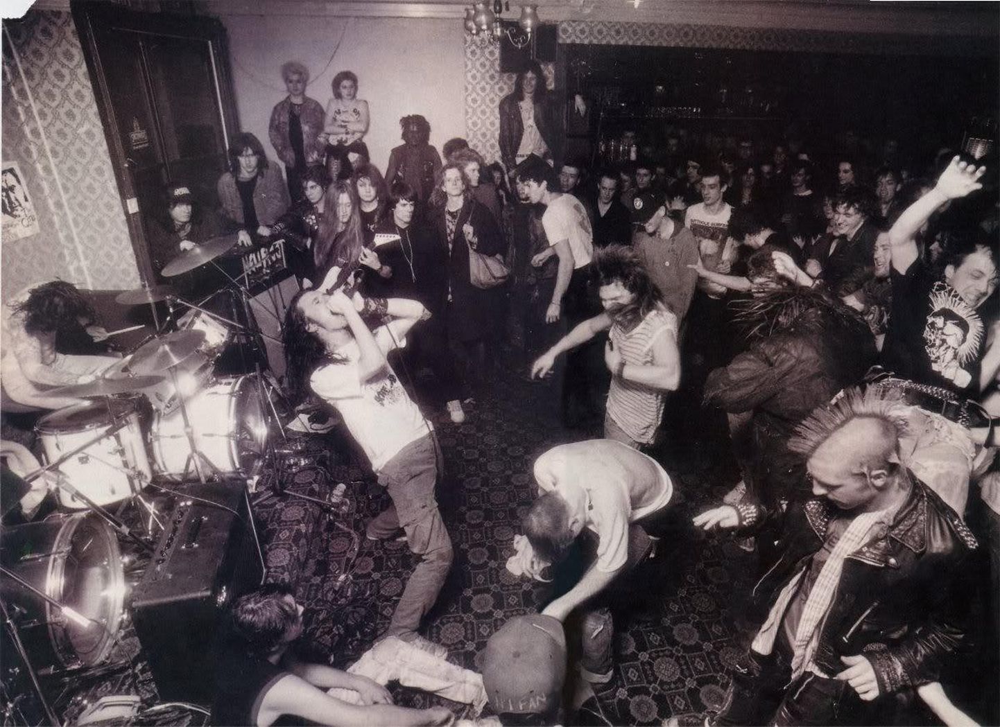 Pilt, mida vaadates võib kuulda muusikat. Grindcore-pioneerid Napalm Death 1988. aastal Londonis.