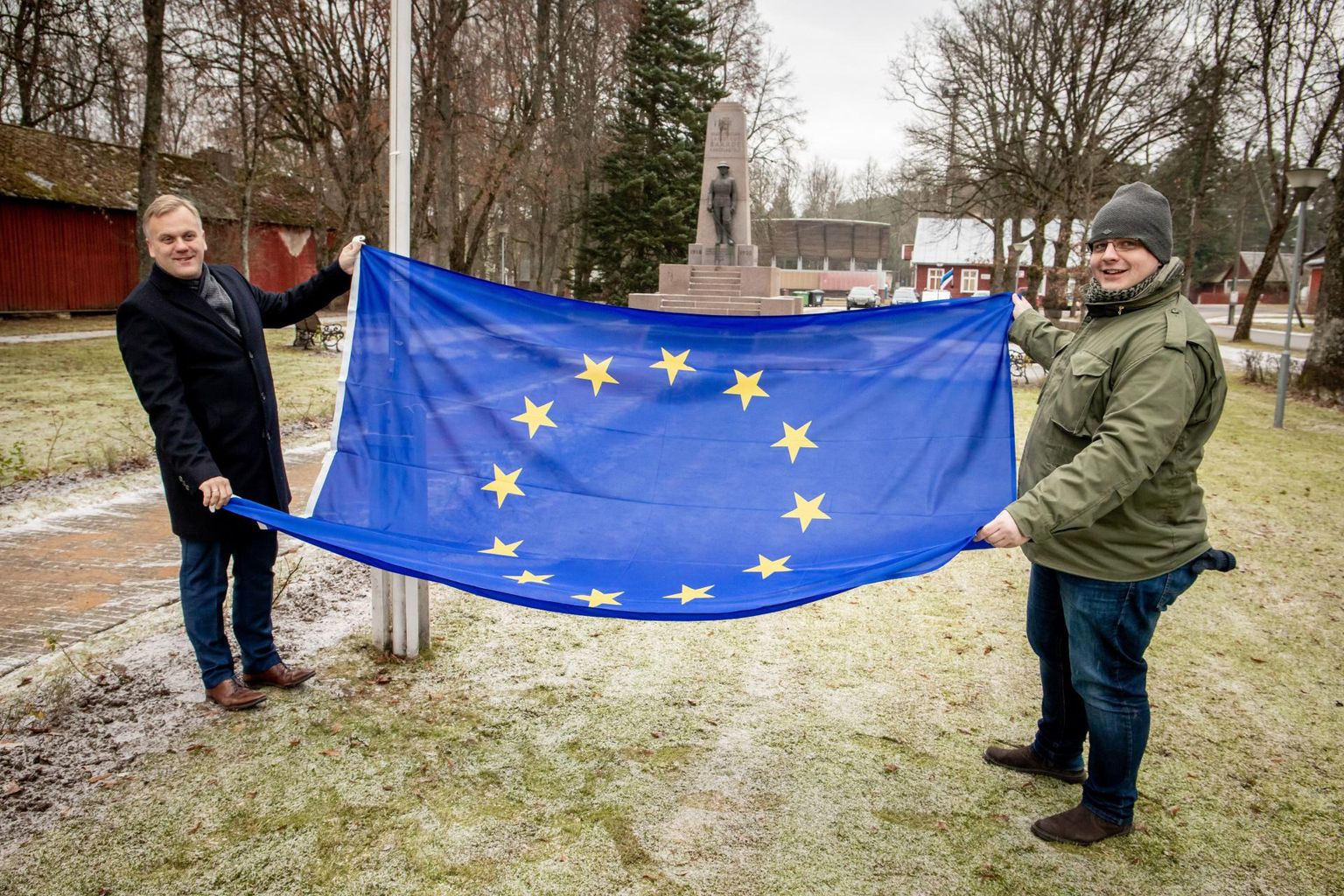 Euroopa Komisjoni Eesti esindus kinkis riigi peale 107 Euroopa Liidu lippu, neist vaid Pärnumaa Saarde valda viidi lipp pidulikult kohale.