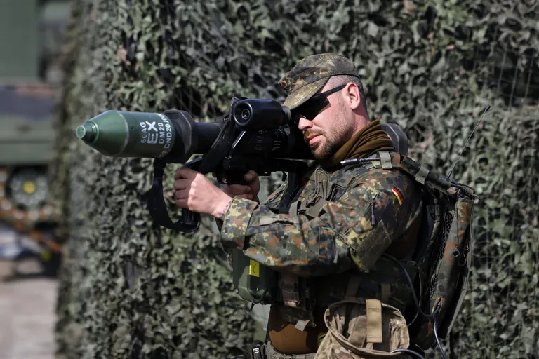 Bundeswehri sõdur tankitõrjerelvaga.
