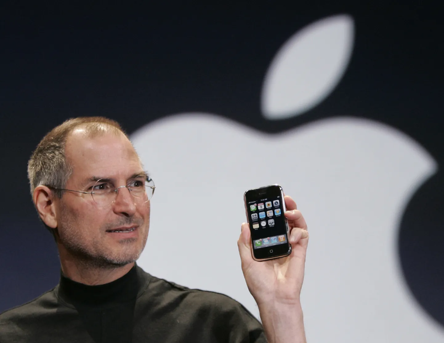 Stīvs Džobss iepazīstinot ar pirmo "iPhone" 2007. gadā.