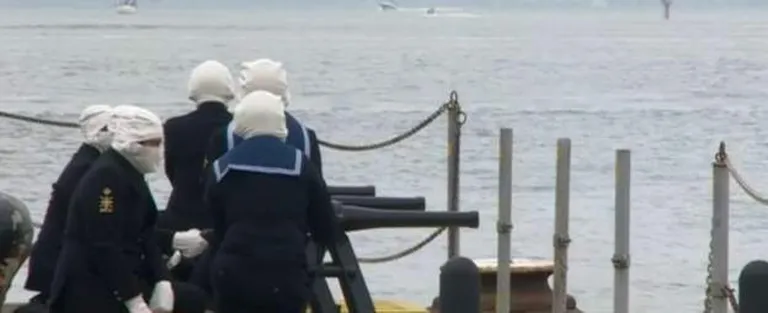 На этом фото последние почести принцу воздают моряки военно-морской базы в Портсмуте