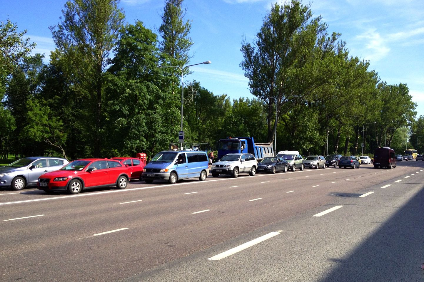25. juuli hommikul läks Narva maanteel trammide kesklinna tagasi pööramise kohas rikki Devori reiside buss, mis seiskas kolmeks tunniks Kadrioru trammiliikluse ja tekitas Pirita teele hiigelummiku.
