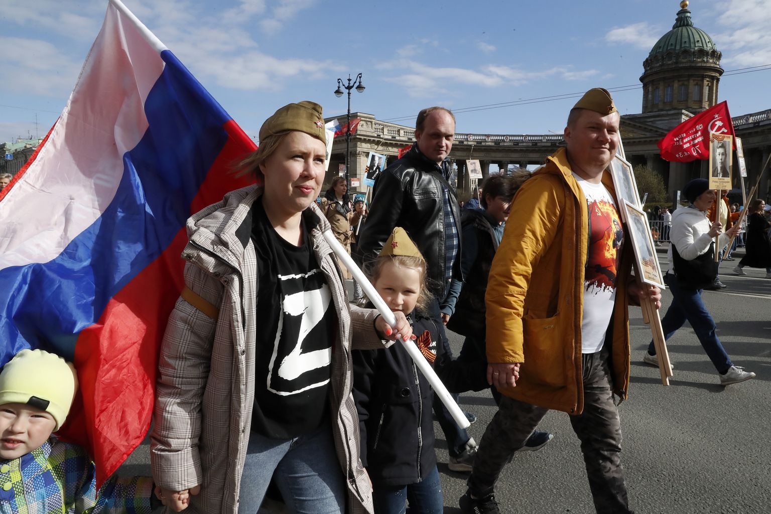 Venelased tähistamas 9. mai võidupäeva, kus sellel aastal oli Venemaa sissetungi sümbol Ukrainasse Z olulisel kohal.