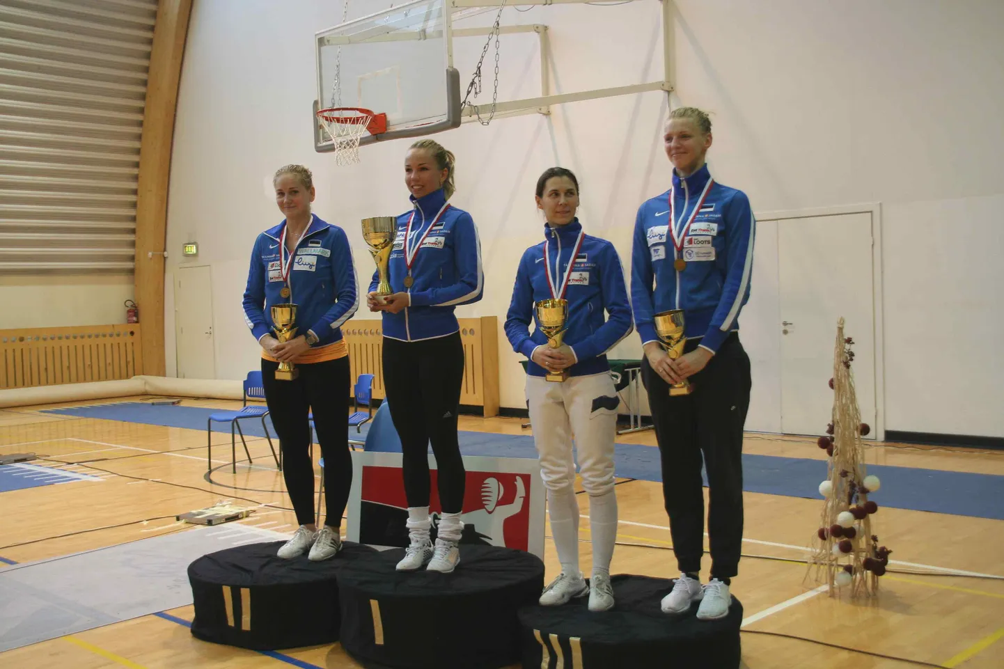 Tartu lahtise meistrivõistlused vehklemises. Pjedestaali esimesel positsioonil on Erika Kirpu, teisel Kristina Kuusk, pronksmedali võitsid Irina Embrich ja Katrina Lehis (paremal).