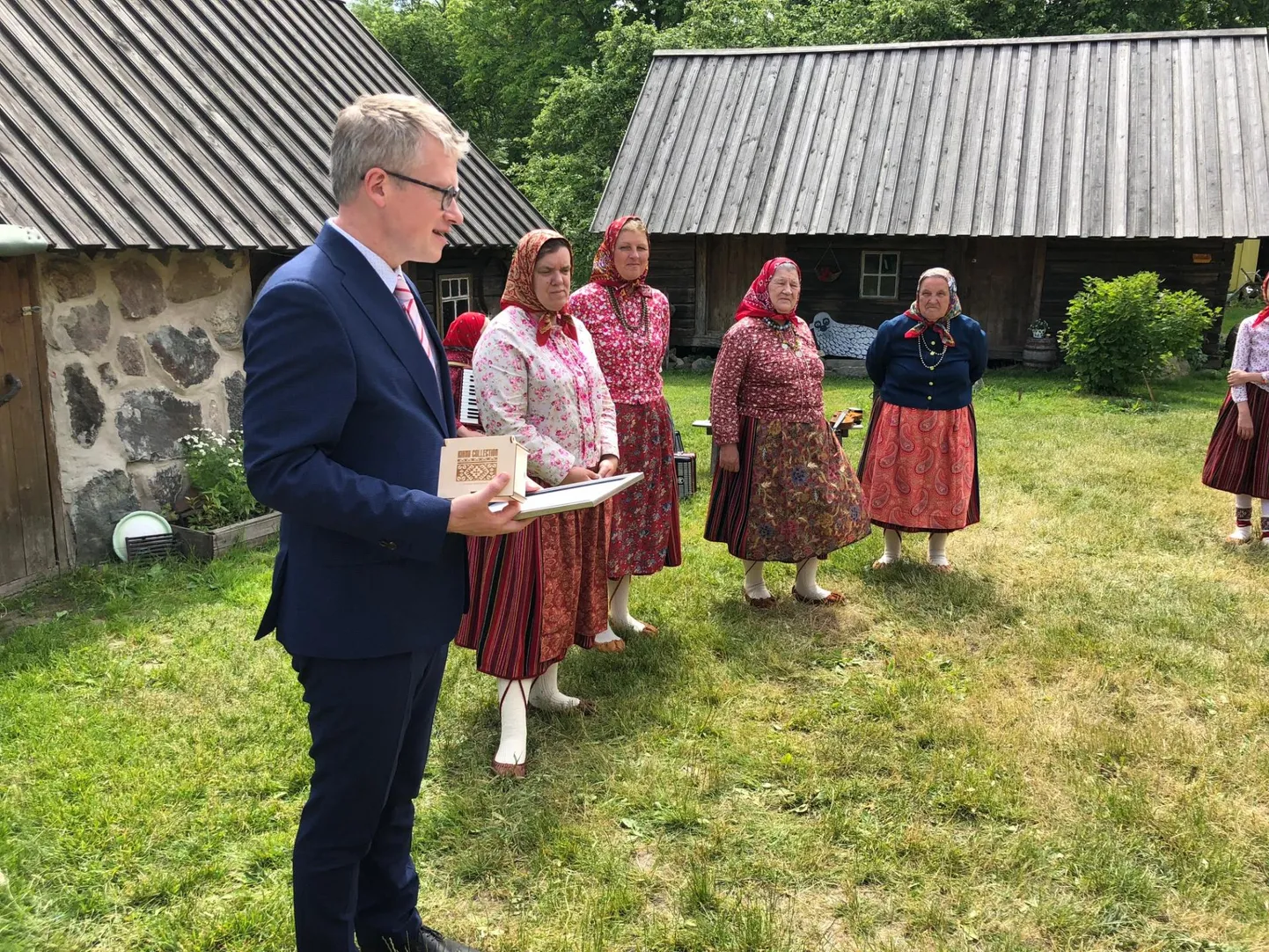 Riigihalduse minister Janek Mäggi võttis täna valitsuse nimel vastu Kihnu aasta teo autasu.