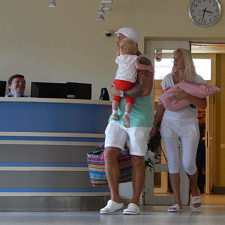 Andris Kivičs ar vecāko meitiņu Keitiju ieradies Rīgas pilsētas dzemdību namā pēc jaundzimušās meitiņas Kimas un māmiņas Madaras 