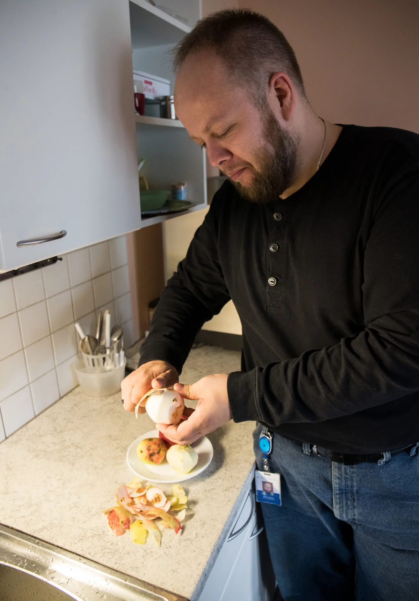 Peeter saab praegu õunu koorida, sest tal tekib allergiline reaktsioon toorele õunale puude ja heintaimede õitsemise perioodil ehk peamiselt kevadel ja suvel.
