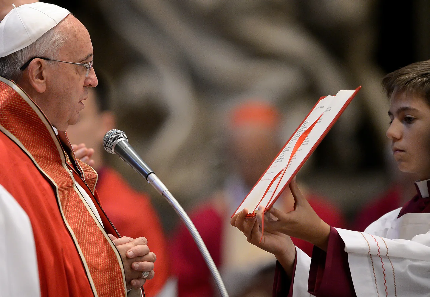 Paavst Franciscus palveraamatust lugemas.