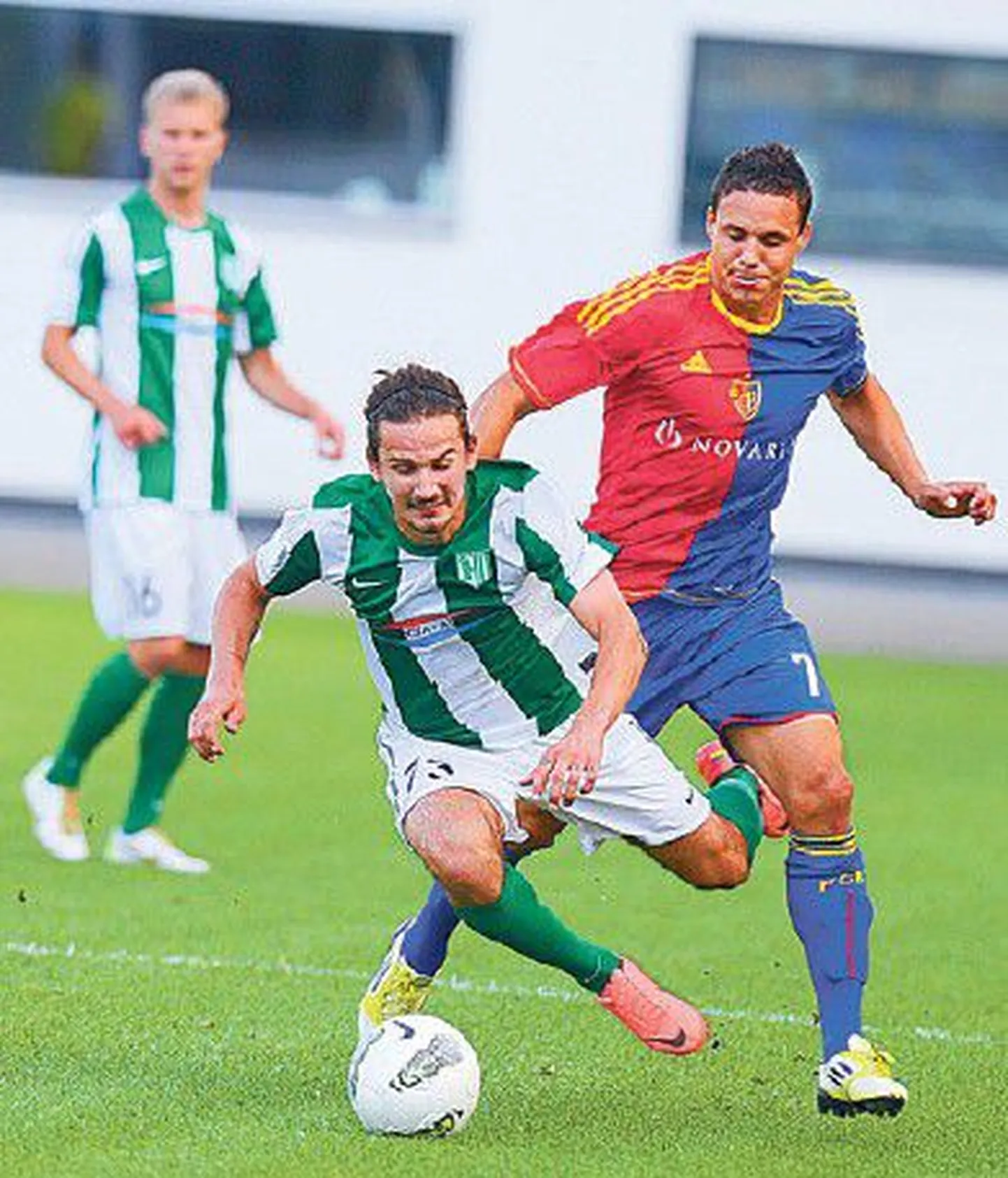 FC Baseli keskväljamees David Degen (paremal) mängis kolleegid FC Florast korduvalt üle.