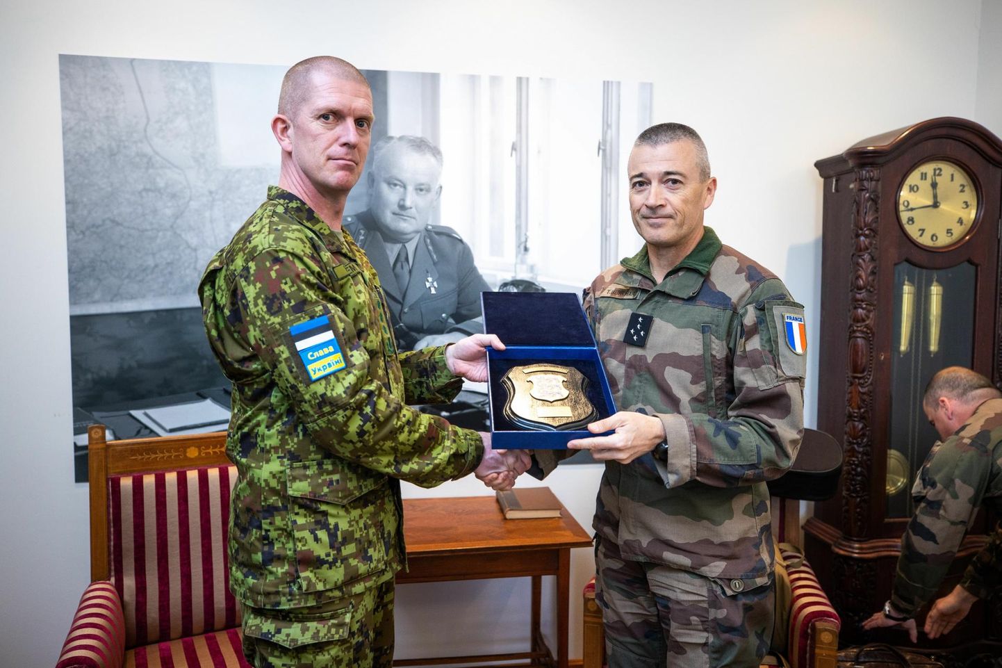 Командующий силами обороны Франции Тьерри Буркхард и командующий силами обороны Эстонии Мартин Херем в Главном штабе сил обороны в Таллинне.