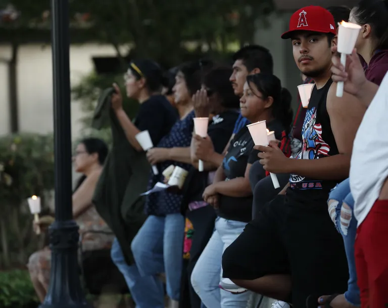 California Gilroy elanikud mälestamas küüslaugufestivali tulistamises hukkunuid