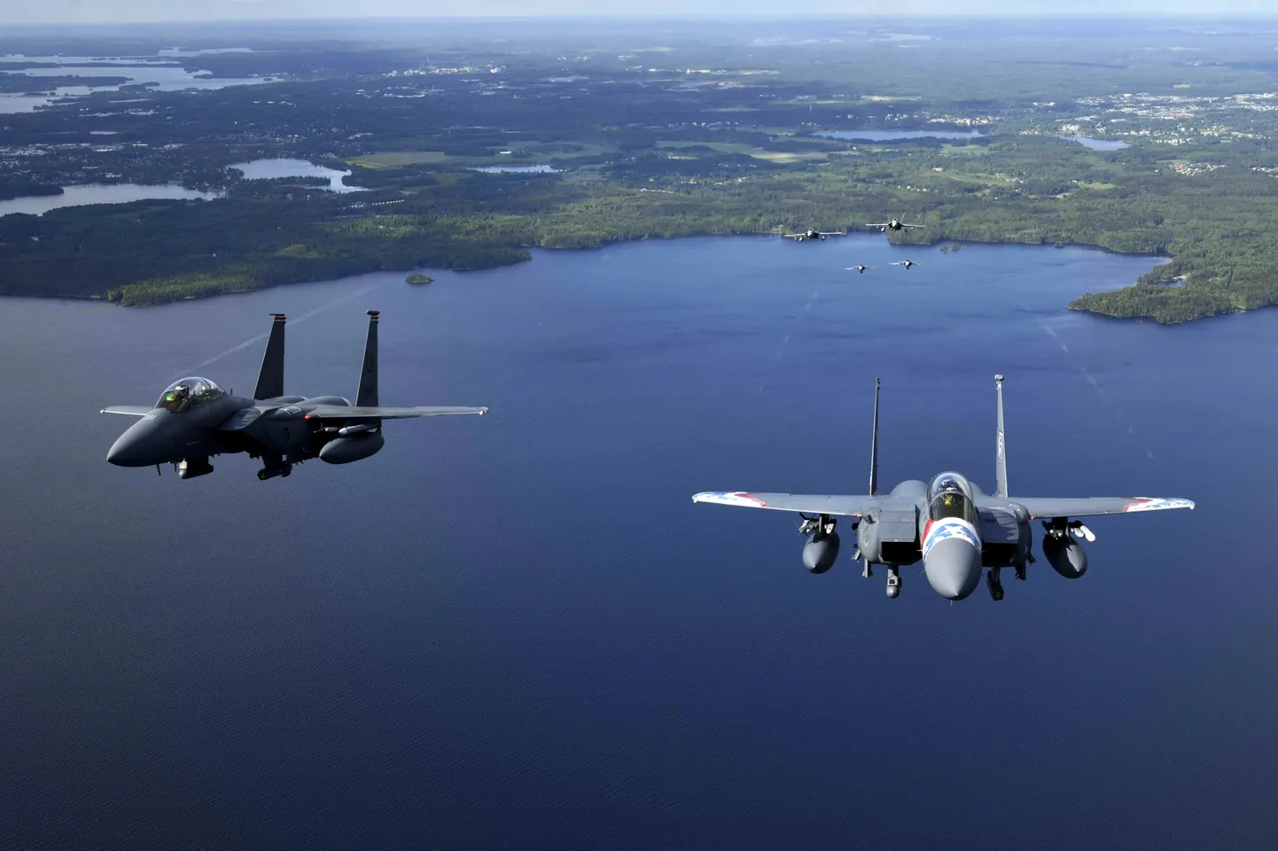 Истребители F-15E Strike Eagle в небе над Финляндией во время учений «Арктический вызов», 1 июня 2023 года.