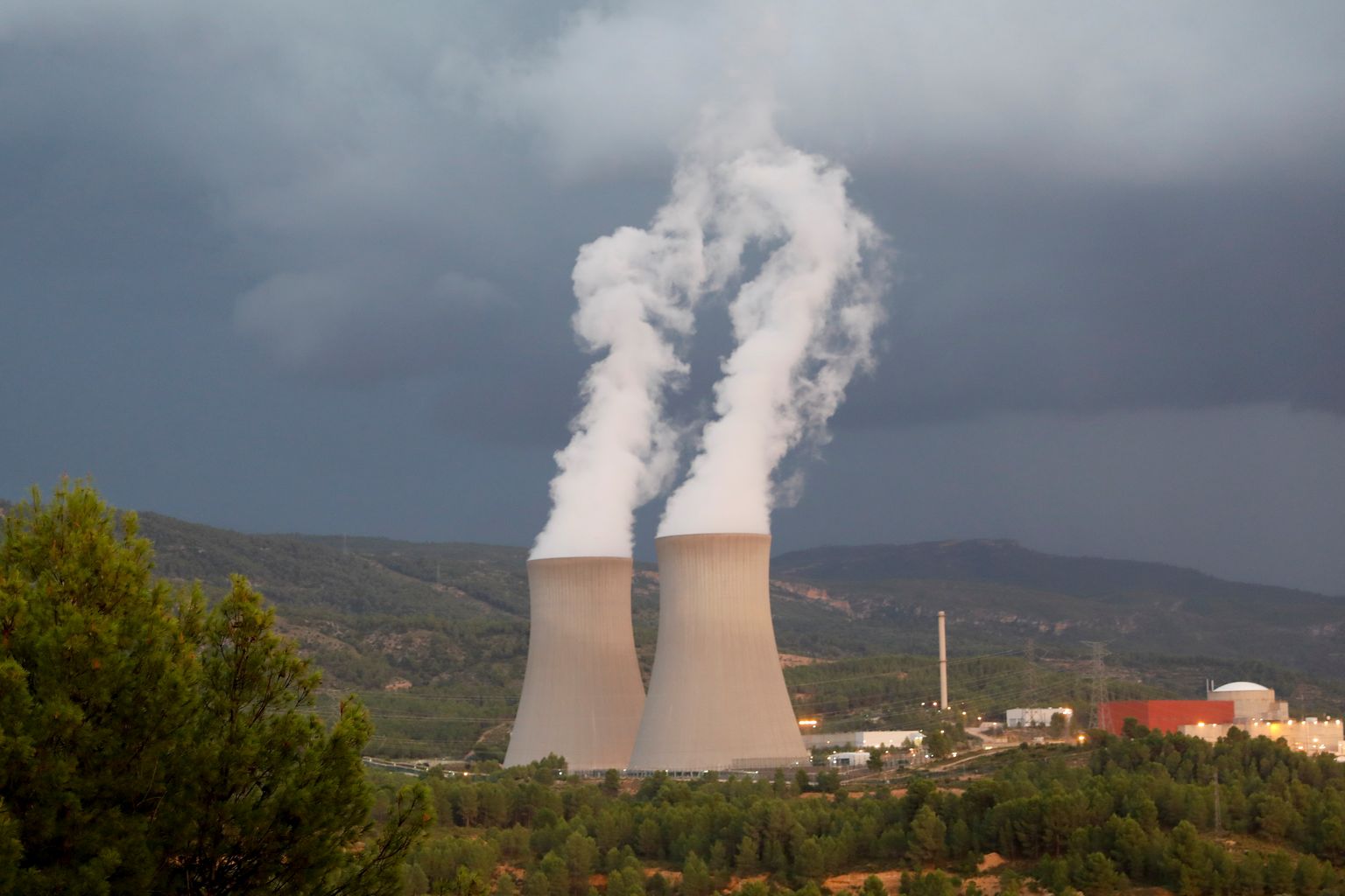 Suletud tuumajaamade asemel pääseb elektriturule fossiilkütustel põhinev kallim energia.