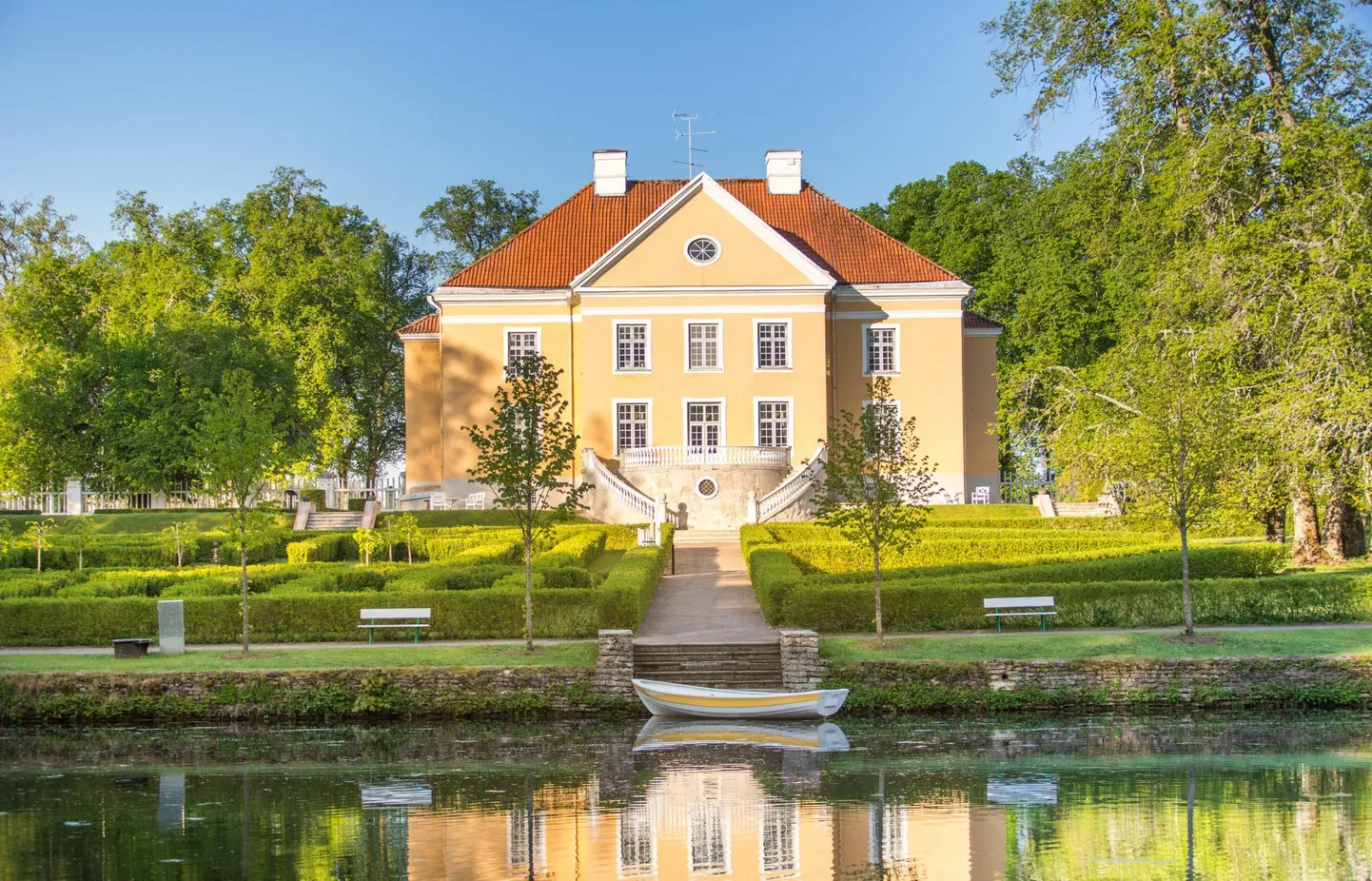 Perepäevalised saavad lustida ja nautida Palmse mõisa ilu.