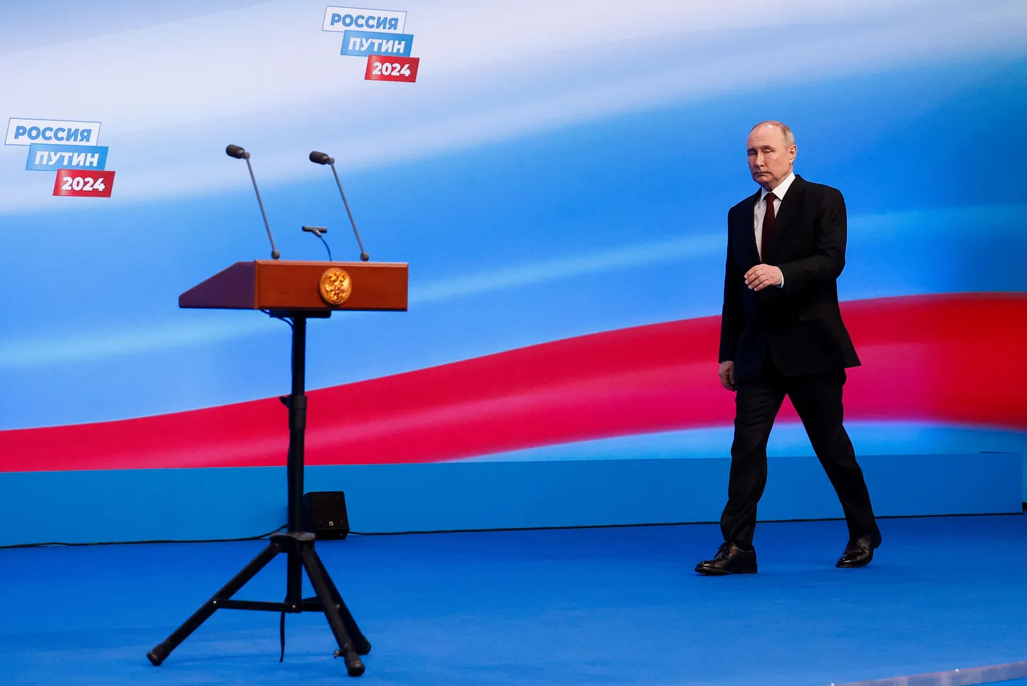 Vladimir Putin saabumas pärast valimisvõitu kõnepulti.