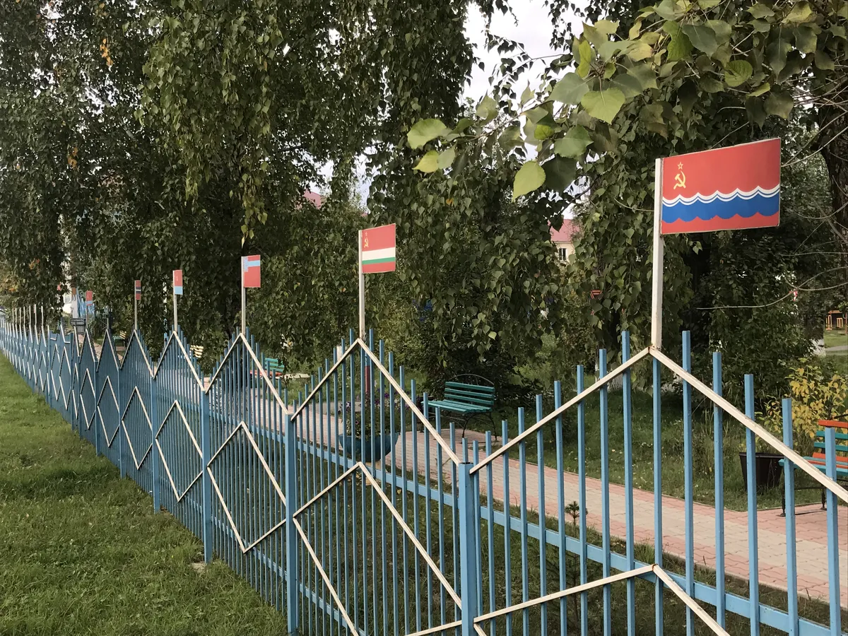 Tervitus minevikust, Bogutšanõ rahvaste sõpruse parki kaunistavad kunagise Nõukogude liiduvabariikide lipud. Näha on, et pargi ja lippude eest hoolitsetakse, sest kes teab, mis ajad veel tulevad. Esialgu liigub aeg omasoodu edasi: pooled Bogutšanõ elanikest vaevalt, et enam mäletavadki Nõukogude aega. Pargis seisavad veel Lenin ja sotsialistliku töö kangelaste autahvlitega allee. Kohalikud kapitalistliku töö kangelased pole sellist au ära teeninud.
