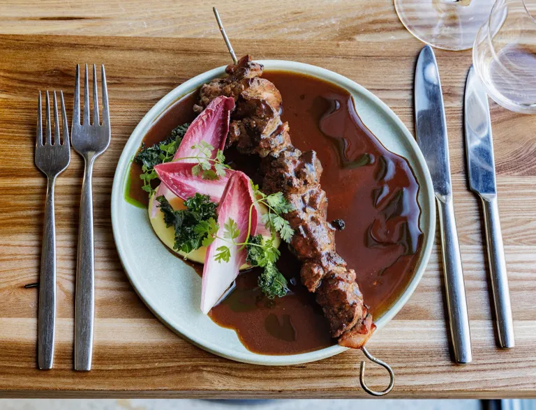 Suitsuse ja aasiapärase mekiga: grillitud kanamaksavardad, lisandiks punaveinikaste ja kartulipuder. FOTO: