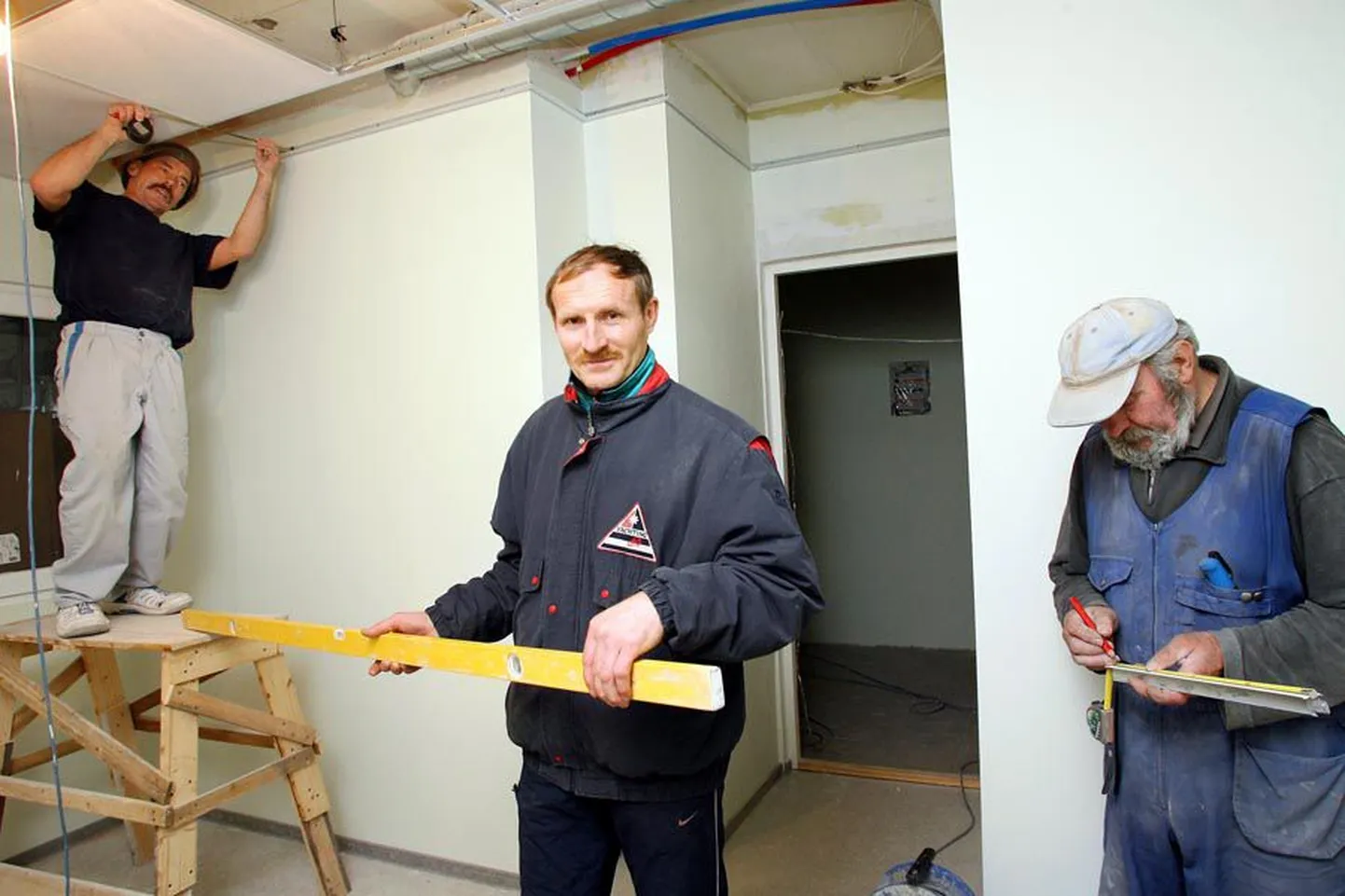 Päri spordihoone juhataja Leho Estorn askeldab valmivas jõusaalis koos osaühingu Saluveer töömeestega.