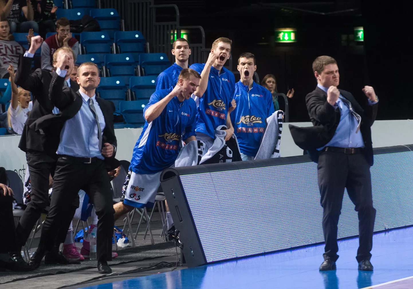 Kalev/Cramo peatreener Alar Varrak (paremal) ja teised kalevlased rõõmustamas klubi ajaloo ühe suurema võidu üle.