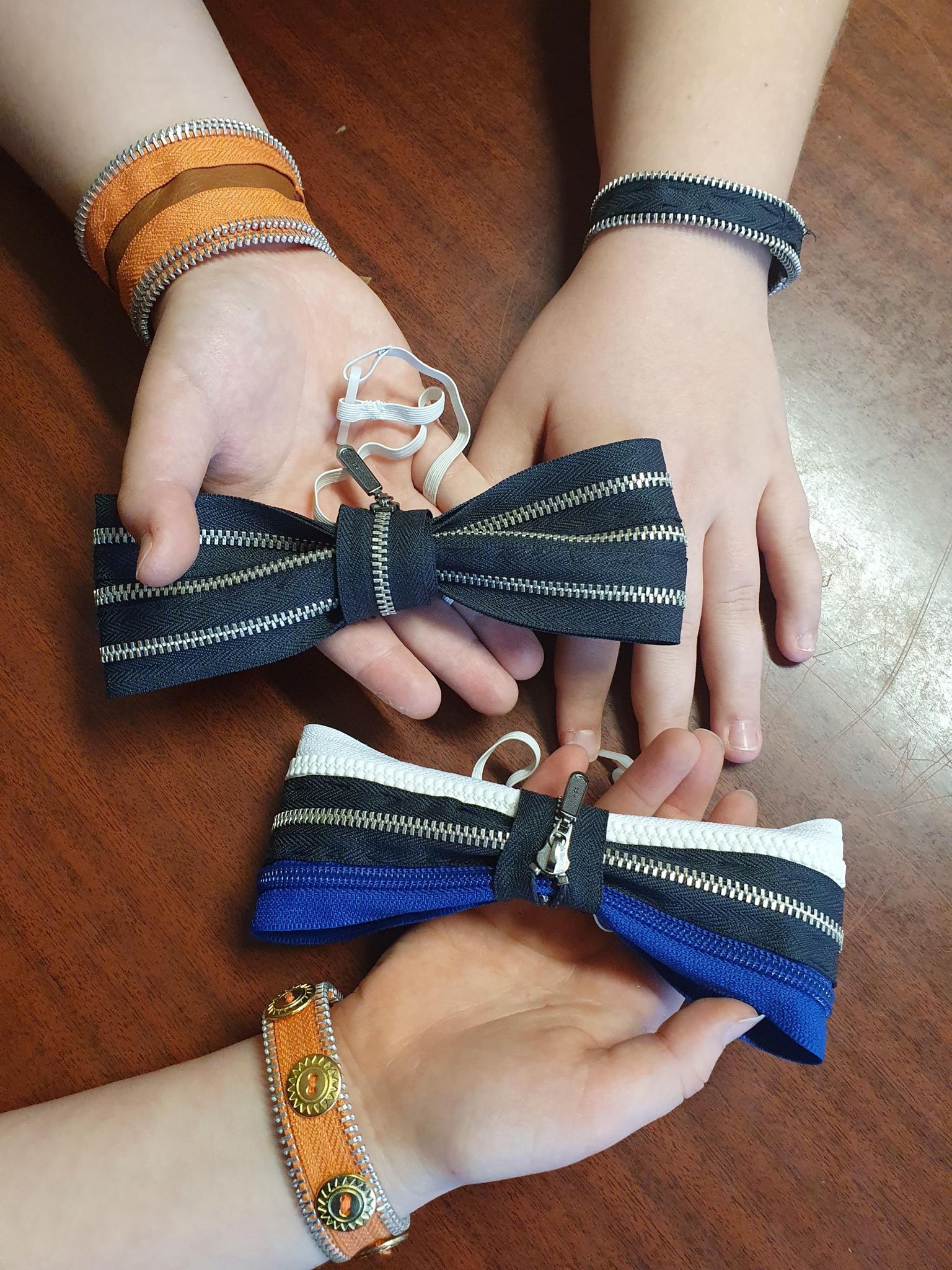 Jõõpre kooli meeskond Kuldsed Käed teenis lukkudest käevõrude ja lipsude valmistamise eest eriauhinna “Lootustandev bränditoode”.
