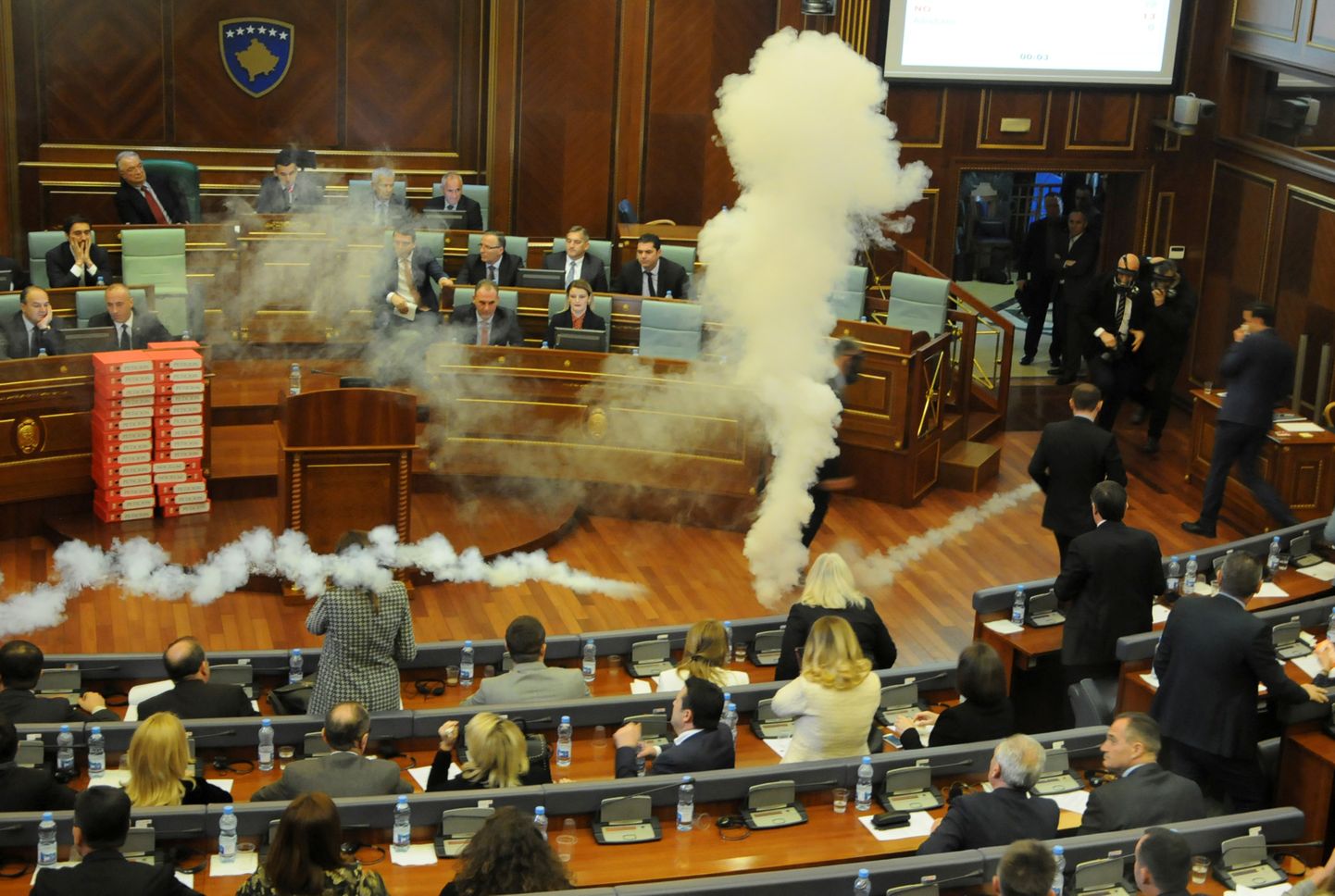Pisargaasirünnak Kosovo parlamendis.