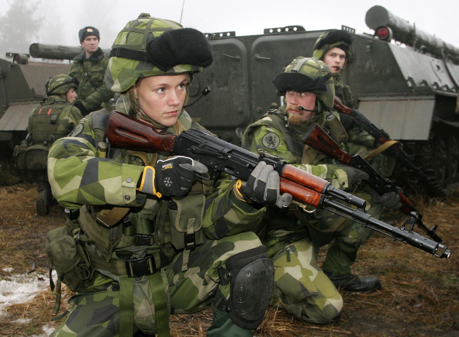 Rootsi naissõdur õppustel.