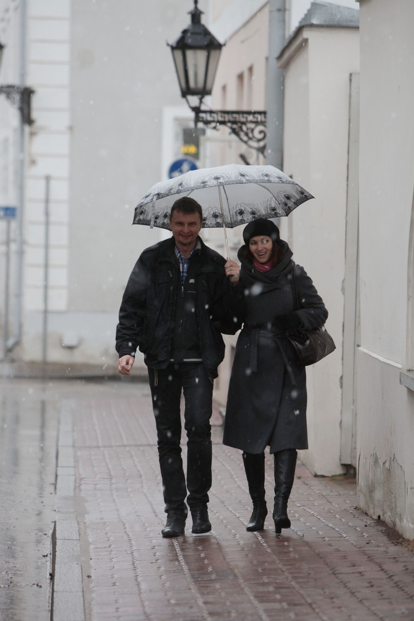 Tartus sadas täna sel sügisel esimest korda lund. Linnatänaval avasid inimesed vihmavarjud. Teedel linnast väljas leidus ka libedaid kohti.