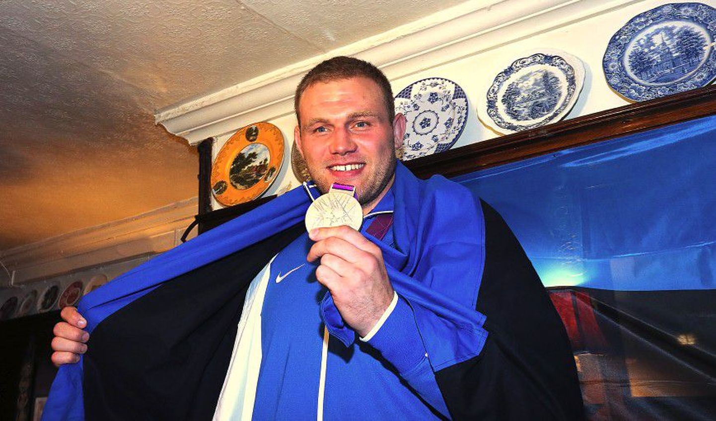 Londoni olümpiamängudel Eestile esimese medali toonud Heiki Nabi rõõmsalt hõbedast autasu demonstreerimas.