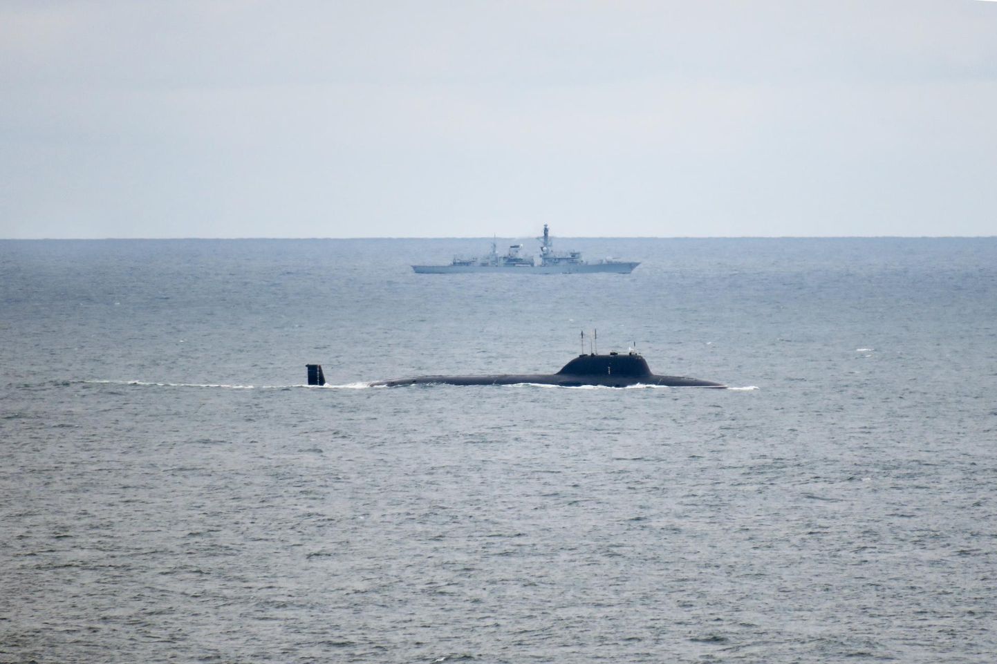Британский военный корабль сопровождает российскую подводную лодку.