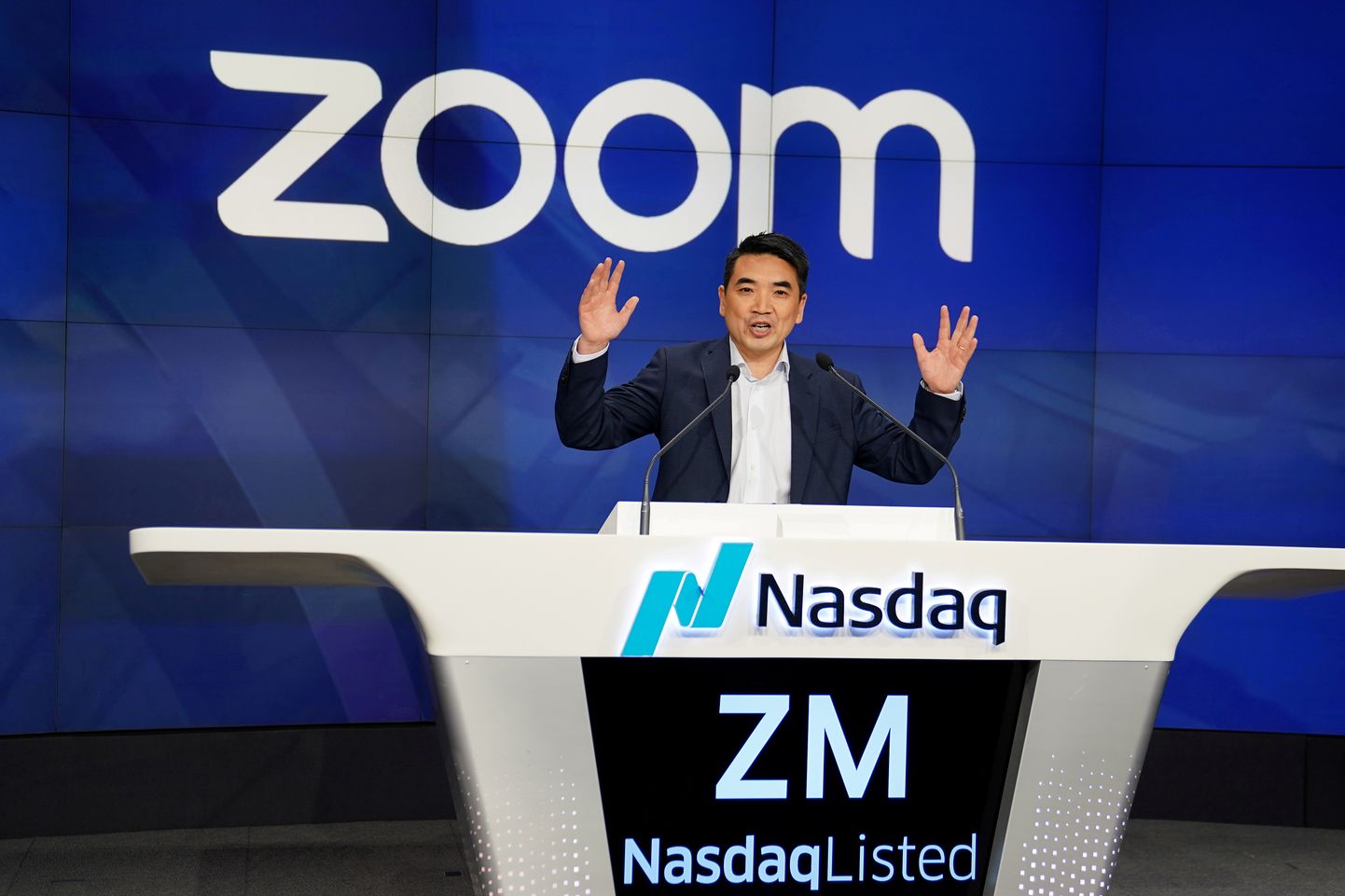 Zoom Video Communicationsi tegevjuht  Eric Yuan  eelmise aasta aprillis Nasdaqi börsidebüüdi kellahelistamistseremoonial.