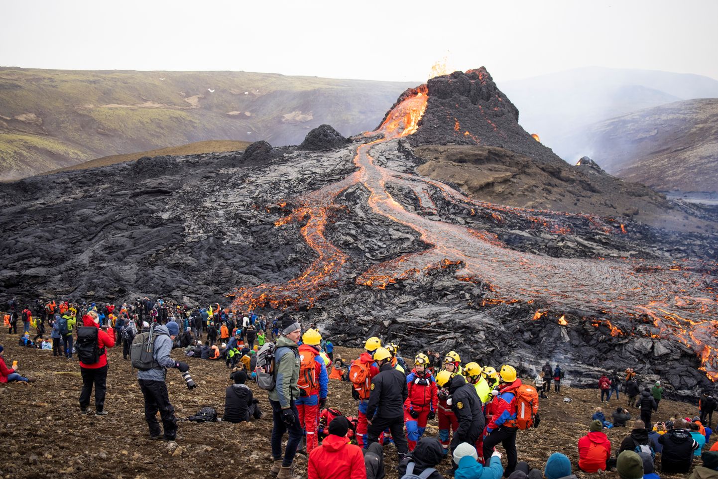 Sajad inimesed läksid vaatama Reykjaviki lähedast Fagradalsfjalli vulkaani, mis hakkas purskama