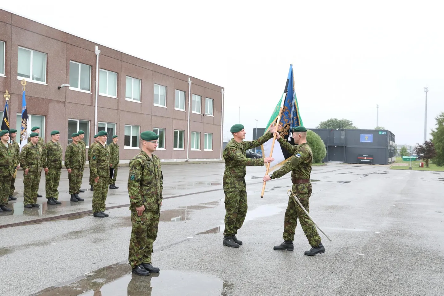 Pioneeripataljoni ülema vahetustseremoonia Tapal kaitseväelinnakus. Esiplaanil on uus juht major Ainar Afanasjev.