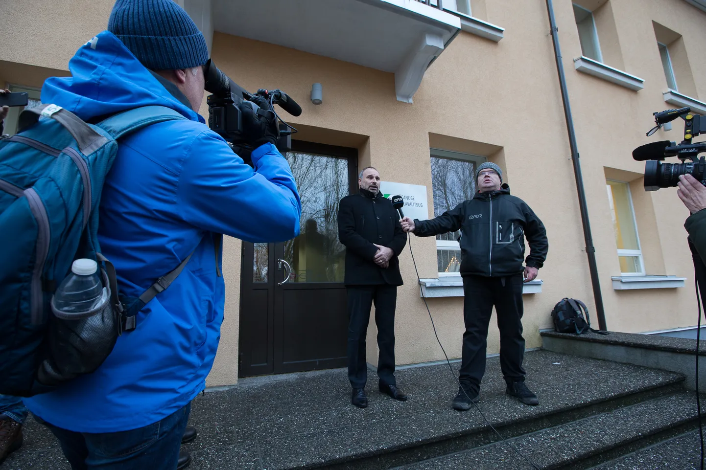 Viktor Rauam seisis 5. detsembril Lüganuse vallavalitsuse trepil ajakirjanike ja meeleavaldajate ees. Just äsja oli tema poolt juhitav vallavalitsus otsustanud vallandada ametist Kiviõli 1. keskkooli kauaaegse ja tunnustatud direktori Heidi Uustalu.