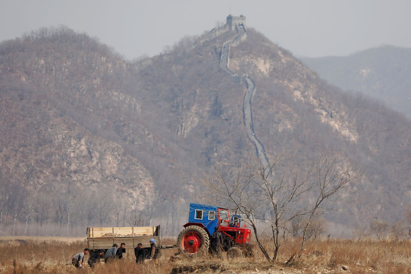 Põhja-Korea farmerid töötamas põllul.