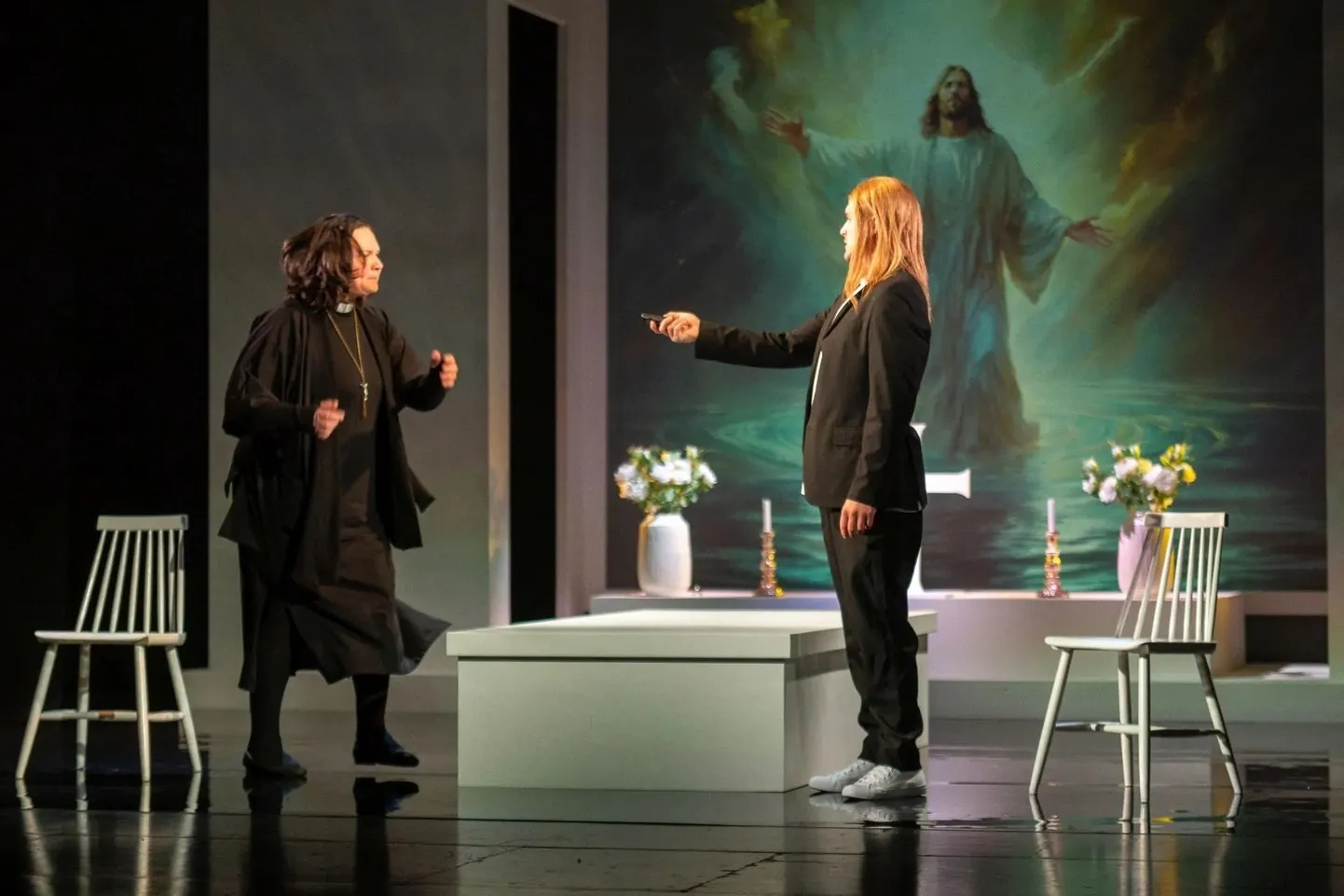 "Kõndida vee peal" Kuressaare teatris. Piret Rauk ja Tanel Ting hoiavad sisepinget.