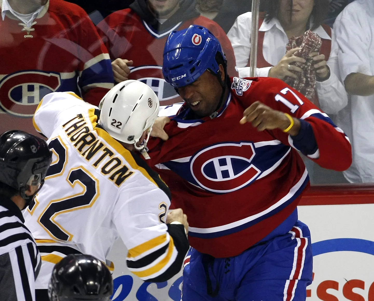Montreal Canadiensis mänginud Georges Laraque (nr 17, paremal) oli hokiliiga NHL tuntumaid rusikakangelasi.