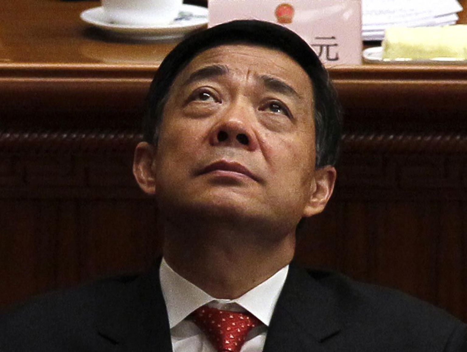 «Hiina Chicagoks» kutsutud Chongqingi linnas korra majja löönud parteisekretär Bo Xilai oli populist, kes vaeste inimeste vajadusi rahuldades endale toetust kogus, kuid selle varjus oma politseiriiki üles ehitas. Keskvalitsuse jaoks oli säärane isetegevus lubamatu.