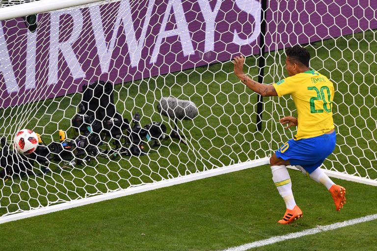 Brasiilia ründaja Roberto Firmino koos palliga Mehhiko väravas