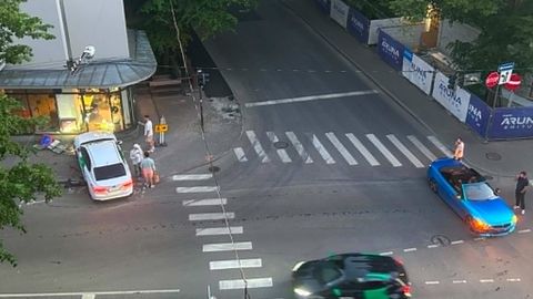 VIDEO SÜNDMUSKOHALT ⟩ Tallinna südalinnas käis kõva pauk: BMW ja Toyota kokkupõrge viis inimese haiglasse